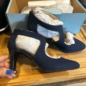 Life stride size 7 navy blue heel. Worn once as a wedding guest.